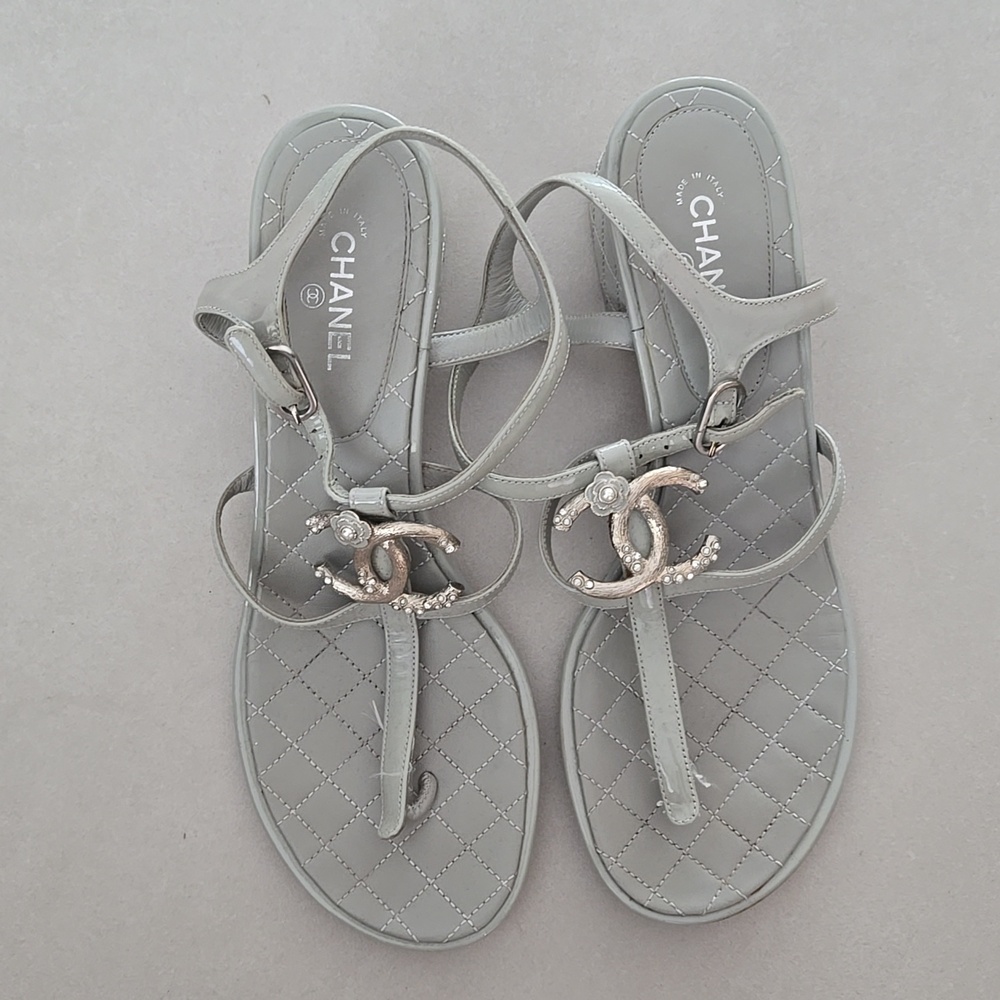 Chanel Interlocking Gray Quilted T-Strap With CC Logo Sandals Size 38.5 - Picture 6 of 8